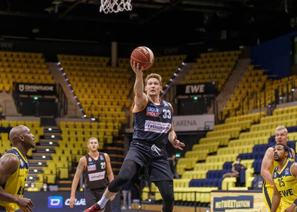 Oldenburg, Niedersachsen, DEU, 20.05.2021, Patrick Heckmann (Mitte, Ratiopharm Ulm), Rickey Paulding (links, EWE Baskets Oldenburg) unnd Phil Pressey (rechts, EWE Baskets Oldenburg). EWE Baskets Oldenburg vs. Ratiopharm Ulm. Basketball Bundesliga Playoffs Viertelfinale 1. Spieltag, Grosse EWE Arena. Playoffs EWE Baskets Oldenburg vs. Ratiopharm Ulm