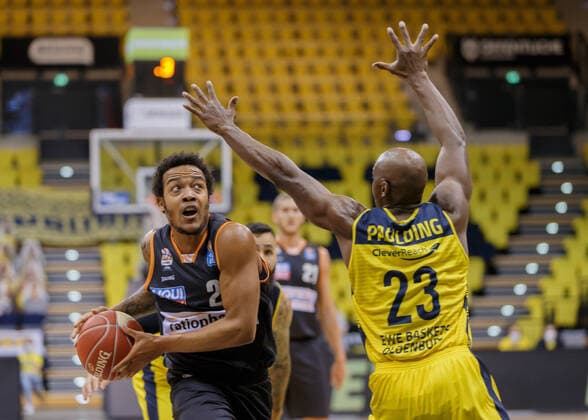 Oldenburg, Niedersachsen, DEU, 20.05.2021, Troy Caupain (links, Ratiopharm Ulm) und Rickey Paulding (rechts, EWE Baskets Oldenburg). EWE Baskets Oldenburg vs. Ratiopharm Ulm. Basketball Bundesliga Playoffs Viertelfinale 1. Spieltag, Grosse EWE Arena. Playoffs EWE Baskets Oldenburg vs. Ratiopharm Ulm