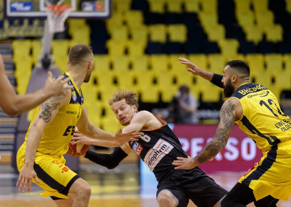 Oldenburg, Niedersachsen, DEU, 20.05.2021, Per Günther (Mitte, Ratiopharm Ulm), Martin Breunig (rechts, EWE Baskets Oldenburg) und Keith Hornsby (links, EWE Baskets Oldenburg). EWE Baskets Oldenburg vs. Ratiopharm Ulm. Basketball Bundesliga Playoffs Viertelfinale 1. Spieltag, Grosse EWE Arena. Playoffs EWE Baskets Oldenburg vs. Ratiopharm Ulm