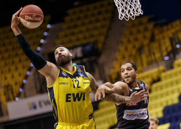 Sport Bilder des Tages Oldenburg, Niedersachsen, DEU, 20.05.2021, Martin Breunig (links, EWE Baskets Oldenburg) und Isaiah Wilkins (rechts, Ratiopharm Ulm). EWE Baskets Oldenburg vs. Ratiopharm Ulm. Basketball Bundesliga Playoffs Viertelfinale 1. Spieltag, Grosse EWE Arena. Playoffs EWE Baskets Oldenburg vs. Ratiopharm Ulm