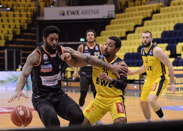 Cameron CLARK (3 ratiopharm ulm), Phil PRESSEY (25 EWE Baskets Oldenburg) bei der Partie EWE Baskets Oldenburg vs ratiopharm Ulm, Basketball, Bundesliga, 20.05.2021, Saison 2020 2021, Playoffs, Viertelfinale, 1. Spieltag ; Copyright: xErikxHillmer EIBNERx EP_ehr EWE Baskets Oldenburg vs ratiopharm Ulm, Basketball, Bundesliga, 20.05.2021, Saison 2020 2021, Playoffs, Viertelfinale, 1. Spieltag Oldenburg Copyright: xErikxHillmer EIBNERx EP_ehr