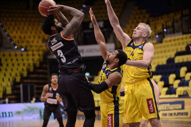 Cameron CLARK (3 ratiopharm ulm), Phil PRESSEY (25 EWE Baskets Oldenburg), Rasid MAHALBASIC (24 EWE Baskets Oldenburg) bei der Partie EWE Baskets Oldenburg vs ratiopharm Ulm, Basketball, Bundesliga, 20.05.2021, Saison 2020 2021, Playoffs, Viertelfinale, 1. Spieltag ; Copyright: xErikxHillmer EIBNERx EP_ehr EWE Baskets Oldenburg vs ratiopharm Ulm, Basketball, Bundesliga, 20.05.2021, Saison 2020 2021, Playoffs, Viertelfinale, 1. Spieltag Oldenburg Copyright: xErikxHillmer EIBNERx EP_ehr