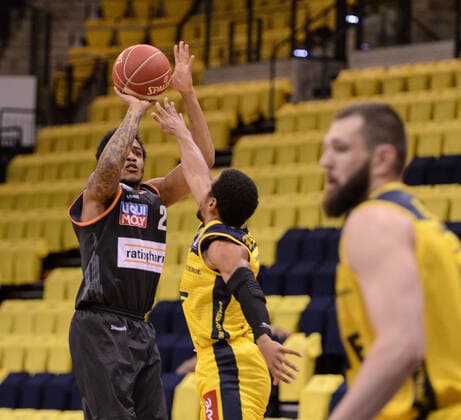 Troy CAUPAIN (23 ratiopharm ulm), Phil PRESSEY (25 EWE Baskets Oldenburg) bei der Partie EWE Baskets Oldenburg vs ratiopharm Ulm, Basketball, Bundesliga, 20.05.2021, Saison 2020 2021, Playoffs, Viertelfinale, 1. Spieltag ; Copyright: xErikxHillmer EIBNERx EP_ehr EWE Baskets Oldenburg vs ratiopharm Ulm, Basketball, Bundesliga, 20.05.2021, Saison 2020 2021, Playoffs, Viertelfinale, 1. Spieltag Oldenburg Copyright: xErikxHillmer EIBNERx EP_ehr