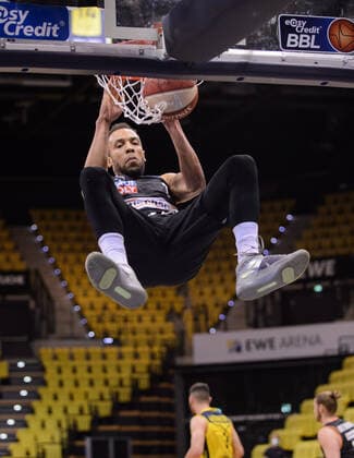 Isaiah WILKINS (11 ratiopharm ulm) dunkt spektakulär gegen Rasid MAHALBASIC (24 EWE Baskets Oldenburg) bei der Partie EWE Baskets Oldenburg vs ratiopharm Ulm, Basketball, Bundesliga, 20.05.2021, Saison 2020 2021, Playoffs, Viertelfinale, 1. Spieltag ; Copyright: xErikxHillmer EIBNERx EP_ehr EWE Baskets Oldenburg vs ratiopharm Ulm, Basketball, Bundesliga, 20.05.2021, Saison 2020 2021, Playoffs, Viertelfinale, 1. Spieltag Oldenburg Copyright: xErikxHillmer EIBNERx EP_ehr