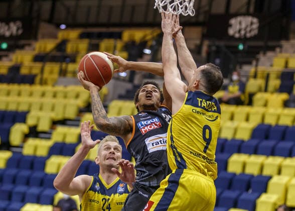 Oldenburg, Niedersachsen, DEU, 20.05.2021, Troy Caupain (Mitte, Ratiopharm Ulm), Karsten Tadda (rechts, EWE Baskets Oldenburg) und Rasid Mahalbasic (links, EWE Baskets Oldenburg). EWE Baskets Oldenburg vs. Ratiopharm Ulm. Basketball Bundesliga Playoffs Viertelfinale 1. Spieltag, Grosse EWE Arena. Playoffs EWE Baskets Oldenburg vs. Ratiopharm Ulm