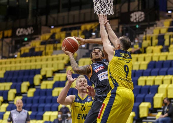 Oldenburg, Niedersachsen, DEU, 20.05.2021, Troy Caupain (Mitte, Ratiopharm Ulm), Karsten Tadda (rechts, EWE Baskets Oldenburg) und Rasid Mahalbasic (links, EWE Baskets Oldenburg). EWE Baskets Oldenburg vs. Ratiopharm Ulm. Basketball Bundesliga Playoffs Viertelfinale 1. Spieltag, Grosse EWE Arena. Playoffs EWE Baskets Oldenburg vs. Ratiopharm Ulm