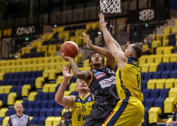 Oldenburg, Niedersachsen, DEU, 20.05.2021, Troy Caupain (Mitte, Ratiopharm Ulm), Karsten Tadda (rechts, EWE Baskets Oldenburg) und Rasid Mahalbasic (links, EWE Baskets Oldenburg). EWE Baskets Oldenburg vs. Ratiopharm Ulm. Basketball Bundesliga Playoffs Viertelfinale 1. Spieltag, Grosse EWE Arena. Playoffs EWE Baskets Oldenburg vs. Ratiopharm Ulm