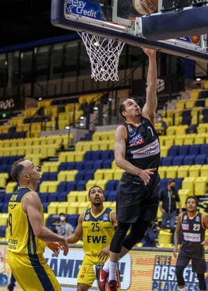 Oldenburg, Niedersachsen, DEU, 20.05.2021, John Petrucelli (rechts, Ratiopharm Ulm), Phil Pressey (Mitte, EWE Baskets Oldenburg) und Karsten Tadda (links, EWE Baskets Oldenburg). EWE Baskets Oldenburg vs. Ratiopharm Ulm. Basketball Bundesliga Playoffs Viertelfinale 1. Spieltag, Grosse EWE Arena. Playoffs EWE Baskets Oldenburg vs. Ratiopharm Ulm