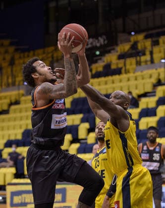 Troy CAUPAIN (23 ratiopharm ulm) zieht zum Korb gegen Rickey PAULDING (23 EWE Baskets Oldenburg) bei der Partie EWE Baskets Oldenburg vs ratiopharm Ulm, Basketball, Bundesliga, 20.05.2021, Saison 2020 2021, Playoffs, Viertelfinale, 1. Spieltag ; Copyright: xErikxHillmer EIBNERx EP_ehr EWE Baskets Oldenburg vs ratiopharm Ulm, Basketball, Bundesliga, 20.05.2021, Saison 2020 2021, Playoffs, Viertelfinale, 1. Spieltag Oldenburg Copyright: xErikxHillmer EIBNERx EP_ehr