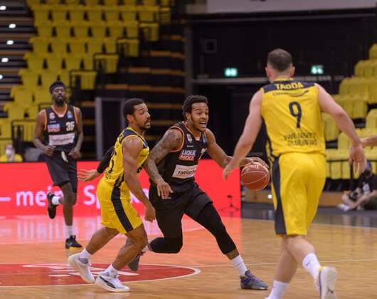 Phil PRESSEY (25 EWE Baskets Oldenburg), Troy CAUPAIN (23 ratiopharm ulm), Karsten TADDA (9 EWE Baskets Oldenburg) bei der Partie EWE Baskets Oldenburg vs ratiopharm Ulm, Basketball, Bundesliga, 20.05.2021, Saison 2020 2021, Playoffs, Viertelfinale, 1. Spieltag ; Copyright: xErikxHillmer EIBNERx EP_ehr EWE Baskets Oldenburg vs ratiopharm Ulm, Basketball, Bundesliga, 20.05.2021, Saison 2020 2021, Playoffs, Viertelfinale, 1. Spieltag Oldenburg Copyright: xErikxHillmer EIBNERx EP_ehr