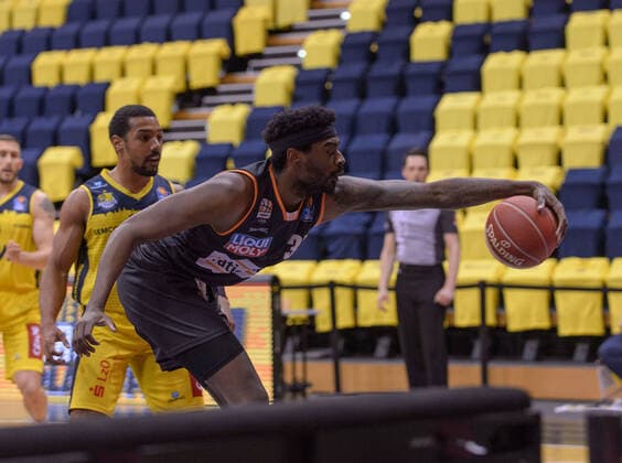 Aric HOLMAN (35 ratiopharm ulm) erwischt gerade noch den Ball bei der Partie EWE Baskets Oldenburg vs ratiopharm Ulm, Basketball, Bundesliga, 20.05.2021, Saison 2020 2021, Playoffs, Viertelfinale, 1. Spieltag ; Copyright: xErikxHillmer EIBNERx EP_ehr EWE Baskets Oldenburg vs ratiopharm Ulm, Basketball, Bundesliga, 20.05.2021, Saison 2020 2021, Playoffs, Viertelfinale, 1. Spieltag Oldenburg Copyright: xErikxHillmer EIBNERx EP_ehr