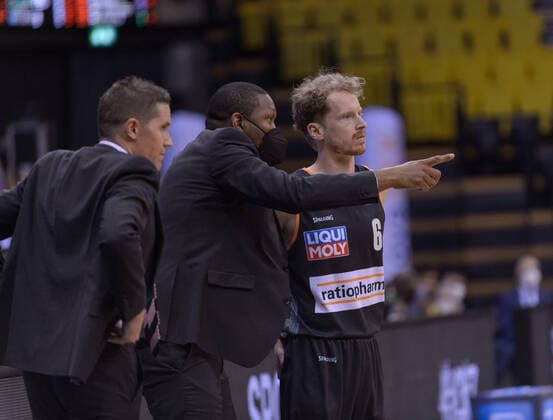 Jaka LAKOVIC (Trainer Coach Headcoach ratiopharm ulm) und Tyron MCCOY (Co-Trainer Assistant Coach ratiopharm ulm) geben Per GÜNTHER GUENTHER (6 ratiopharm ulm) vor der Einwechslung Anweisungen bei der Partie EWE Baskets Oldenburg vs ratiopharm Ulm, Basketball, Bundesliga, 20.05.2021, Saison 2020 2021, Playoffs, Viertelfinale, 1. Spieltag ; Copyright: xErikxHillmer EIBNERx EP_ehr EWE Baskets Oldenburg vs ratiopharm Ulm, Basketball, Bundesliga, 20.05.2021, Saison 2020 2021, Playoffs, Viertelfinale, 1. Spieltag Oldenburg Copyright: xErikxHillmer EIBNERx EP_ehr