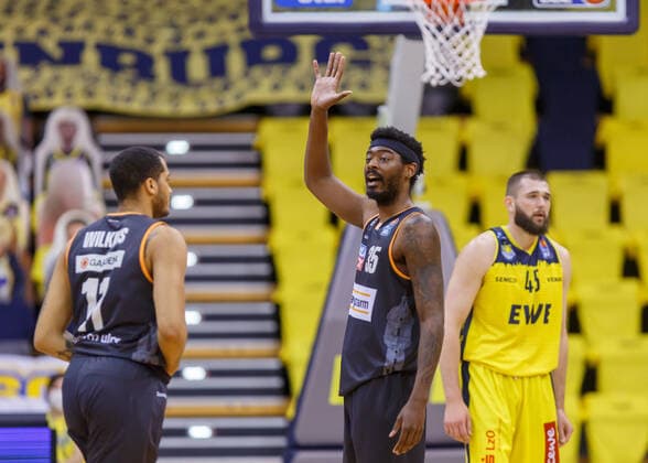 Oldenburg, Niedersachsen, DEU, 20.05.2021, Aric Holman (Mitte, Ratiopharm Ulm). EWE Baskets Oldenburg vs. Ratiopharm Ulm. Basketball Bundesliga Playoffs Viertelfinale 1. Spieltag, Grosse EWE Arena. Playoffs EWE Baskets Oldenburg vs. Ratiopharm Ulm
