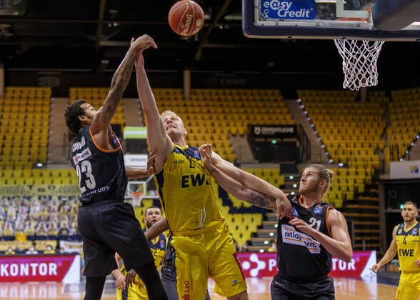 Oldenburg, Niedersachsen, DEU, 20.05.2021, Rasid Mahalbasic (Mitte, EWE Baskets Oldenburg), Dylan Osetkowski (links, Ratiopharm Ulm) und Troy Caupain (links, Ratiopharm Ulm). EWE Baskets Oldenburg vs. Ratiopharm Ulm. Basketball Bundesliga Playoffs Viertelfinale 1. Spieltag, Grosse EWE Arena. Playoffs EWE Baskets Oldenburg vs. Ratiopharm Ulm