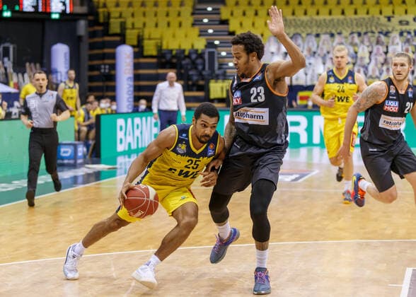 Oldenburg, Niedersachsen, DEU, 20.05.2021, Phil Pressey (links, EWE Baskets Oldenburg) und Troy Caupain (rechts, Ratiopharm Ulm). EWE Baskets Oldenburg vs. Ratiopharm Ulm. Basketball Bundesliga Playoffs Viertelfinale 1. Spieltag, Grosse EWE Arena. Playoffs EWE Baskets Oldenburg vs. Ratiopharm Ulm