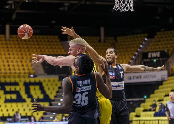 Oldenburg, Niedersachsen, DEU, 20.05.2021, Rasid Mahalbasic (Mitte, EWE Baskets Oldenburg), Aric Holman (links, Ratiopharm Ulm) und Andreas Obst (rechts, Ratiopharm Ulm). EWE Baskets Oldenburg vs. Ratiopharm Ulm. Basketball Bundesliga Playoffs Viertelfinale 1. Spieltag, Grosse EWE Arena. Playoffs EWE Baskets Oldenburg vs. Ratiopharm Ulm