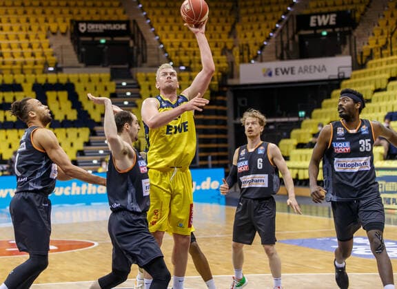 Oldenburg, Niedersachsen, DEU, 20.05.2021, Rasid Mahalbasic (Mitte, EWE Baskets Oldenburg) sowie (von links), Demitrius Conger (Ratiopharm Ulm), John Petrucelli (Ratiopharm Ulm), Per Günther (Ratiopharm Ulm) und Aric Holman (Ratiopharm Ulm). EWE Baskets Oldenburg vs. Ratiopharm Ulm. Basketball Bundesliga Playoffs Viertelfinale 1. Spieltag, Grosse EWE Arena. Playoffs EWE Baskets Oldenburg vs. Ratiopharm Ulm