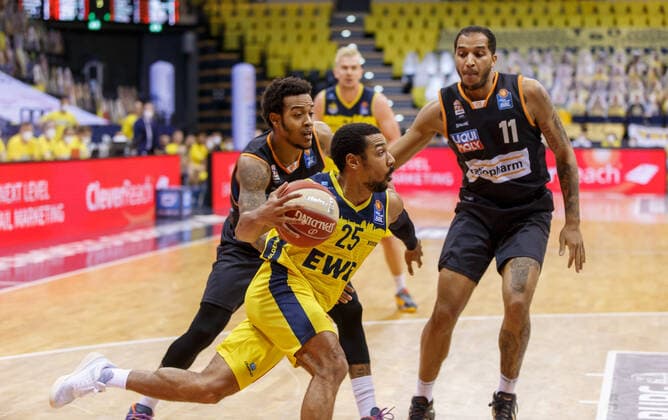 Oldenburg, Niedersachsen, DEU, 20.05.2021, Phil Pressey (Mitte, EWE Baskets Oldenburg), Troy Caupain (links, Ratiopharm Ulm) und Isaiah Wilkins (rechts, Ratiopharm Ulm). EWE Baskets Oldenburg vs. Ratiopharm Ulm. Basketball Bundesliga Playoffs Viertelfinale 1. Spieltag, Grosse EWE Arena. Playoffs EWE Baskets Oldenburg vs. Ratiopharm Ulm