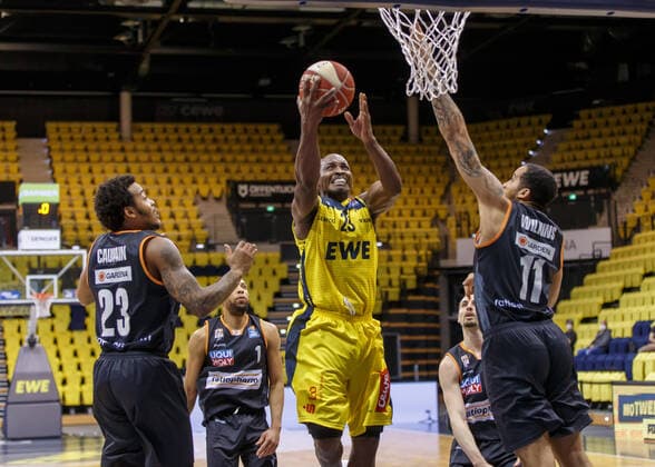 Oldenburg, Niedersachsen, DEU, 20.05.2021, Rickey Paulding (Mitte, EWE Baskets Oldenburg), Troy Caupain (links, Ratiopharm Ulm) und Isaiah Wilkins (rechts, Ratiopharm Ulm). EWE Baskets Oldenburg vs. Ratiopharm Ulm. Basketball Bundesliga Playoffs Viertelfinale 1. Spieltag, Grosse EWE Arena. Playoffs EWE Baskets Oldenburg vs. Ratiopharm Ulm