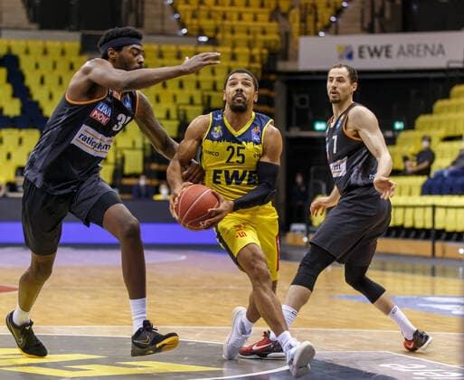 Oldenburg, Niedersachsen, DEU, 20.05.2021, Phil Pressey (Mitte, EWE Baskets Oldenburg), Aric Holman (links, Ratiopharm Ulm) und John Petrucelli (rechts, Ratiopharm Ulm). EWE Baskets Oldenburg vs. Ratiopharm Ulm. Basketball Bundesliga Playoffs Viertelfinale 1. Spieltag, Grosse EWE Arena. Playoffs EWE Baskets Oldenburg vs. Ratiopharm Ulm