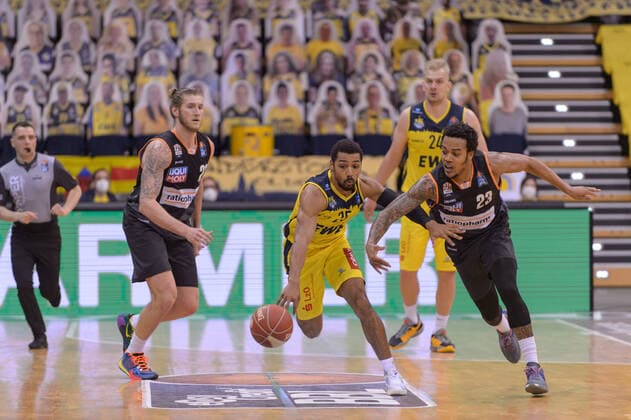 Phil PRESSEY (25 EWE Baskets Oldenburg) und Troy CAUPAIN (23 ratiopharm ulm) kämpfen um den Ball bei der Partie EWE Baskets Oldenburg vs ratiopharm Ulm, Basketball, Bundesliga, 20.05.2021, Saison 2020 2021, Playoffs, Viertelfinale, 1. Spieltag ; Copyright: xErikxHillmer EIBNERx EP_ehr EWE Baskets Oldenburg vs ratiopharm Ulm, Basketball, Bundesliga, 20.05.2021, Saison 2020 2021, Playoffs, Viertelfinale, 1. Spieltag Oldenburg Copyright: xErikxHillmer EIBNERx EP_ehr