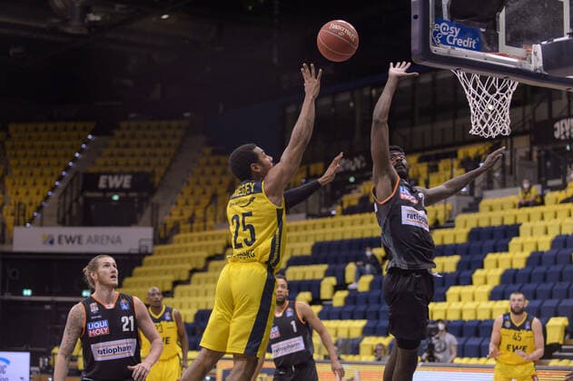 Aric HOLMAN (35 ratiopharm ulm) blockt Phil PRESSEY (25 EWE Baskets Oldenburg) bei der Partie EWE Baskets Oldenburg vs ratiopharm Ulm, Basketball, Bundesliga, 20.05.2021, Saison 2020 2021, Playoffs, Viertelfinale, 1. Spieltag ; Copyright: xErikxHillmer EIBNERx EP_ehr EWE Baskets Oldenburg vs ratiopharm Ulm, Basketball, Bundesliga, 20.05.2021, Saison 2020 2021, Playoffs, Viertelfinale, 1. Spieltag Oldenburg Copyright: xErikxHillmer EIBNERx EP_ehr