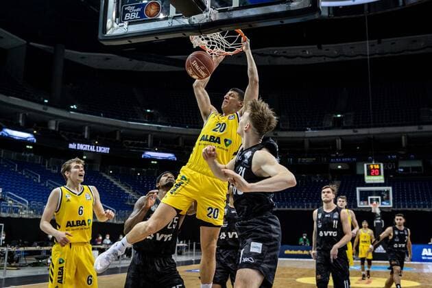 Basketball Berlin 20.05.2021 1. Bundesliga easyCredit-BBL BBL Saison 2020 2021 Playoffs Viertelfinale Spiel 1 Alba Berlin - Hamburg Towers Simone Fontecchio (Alba Berlin, No.20) Justus Hollatz (Hamburg, No.21)