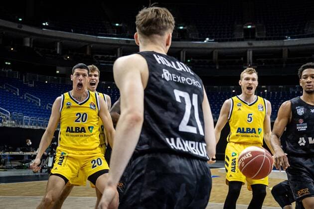 Basketball Berlin 20.05.2021 1. Bundesliga easyCredit-BBL BBL Saison 2020 2021 Playoffs Viertelfinale Spiel 1 Alba Berlin - Hamburg Towers Simone Fontecchio (Alba Berlin, No.20) Malte Delow (Alba Berlin, No.06) Niels Giffey (Alba Berlin, No.05) Jubel Justus Hollatz (Hamburg, No.21)
