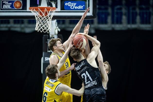 Basketball Berlin 20.05.2021 1. Bundesliga easyCredit-BBL BBL Saison 2020 2021 Playoffs Viertelfinale Spiel 1 Alba Berlin - Hamburg Towers Justus Hollatz (Hamburg, No.21) Ben Lammers (Alba Berlin, No.50) Malte Delow (Alba Berlin, No.06) Niels Giffey (Alba Berlin, No.05)