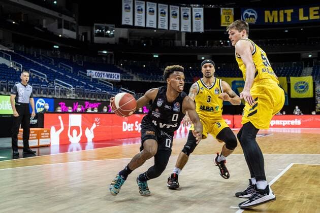 Basketball Berlin 20.05.2021 1. Bundesliga easyCredit-BBL BBL Saison 2020 2021 Playoffs Viertelfinale Spiel 1 Alba Berlin - Hamburg Towers T.J. Shorts (Hamburg, No.00) Ben Lammers (Alba Berlin, No.50) Peyton Siva (Alba Berlin, No.03)