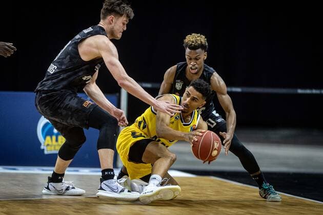 Basketball Berlin 20.05.2021 1. Bundesliga easyCredit-BBL BBL Saison 2020 2021 Playoffs Viertelfinale Spiel 1 Alba Berlin - Hamburg Towers Maodo Lo (Alba Berlin, No.00) T.J. Shorts (Hamburg, No.00) re. Maik Kotsar (Hamburg, No.11)