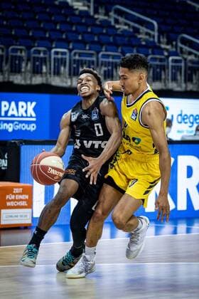 Basketball Berlin 20.05.2021 1. Bundesliga easyCredit-BBL BBL Saison 2020 2021 Playoffs Viertelfinale Spiel 1 Alba Berlin - Hamburg Towers Maodo Lo (Alba Berlin, No.00) T.J. Shorts (Hamburg, No.00) re.