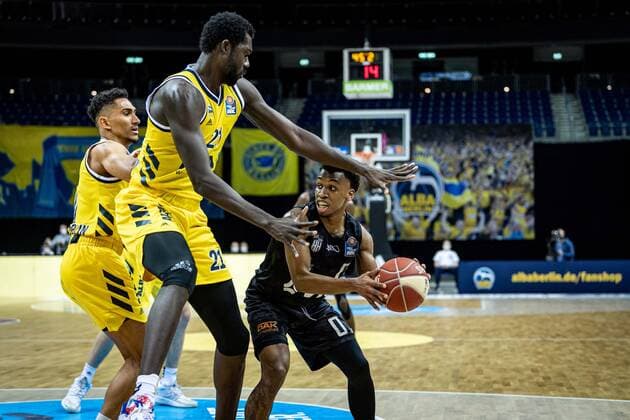 Basketball Berlin 20.05.2021 1. Bundesliga easyCredit-BBL BBL Saison 2020 2021 Playoffs Viertelfinale Spiel 1 Alba Berlin - Hamburg Towers T.J. Shorts (Hamburg, No.00) Christ Koumadje (Alba Berlin, No.21)