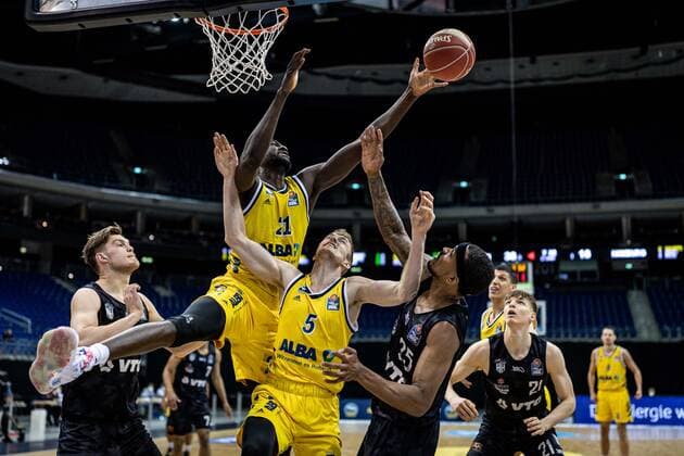 Basketball Berlin 20.05.2021 1. Bundesliga easyCredit-BBL BBL Saison 2020 2021 Playoffs Viertelfinale Spiel 1 Alba Berlin - Hamburg Towers Christ Koumadje (Alba Berlin, No.21) Niels Giffey (Alba Berlin, No.05) Terry Allen (Hamburg, No.25) Maik Kotsar (Hamburg, No.11) li. Justus Hollatz (Hamburg, No.21)