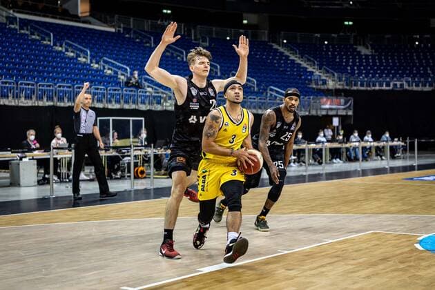 Basketball Berlin 20.05.2021 1. Bundesliga easyCredit-BBL BBL Saison 2020 2021 Playoffs Viertelfinale Spiel 1 Alba Berlin - Hamburg Towers Peyton Siva (Alba Berlin, No.03) Justus Hollatz (Hamburg, No.21)