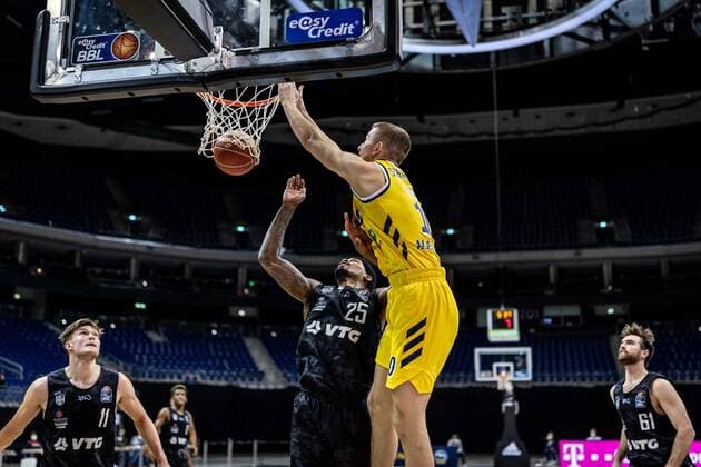 Basketball Berlin 20.05.2021 1. Bundesliga easyCredit-BBL BBL Saison 2020 2021 Playoffs Viertelfinale Spiel 1 Alba Berlin - Hamburg Towers Tim Schneider (Alba Berlin, No.10) Terry Allen (Hamburg, No.25)