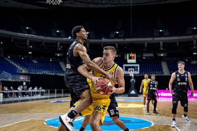 Basketball Berlin 20.05.2021 1. Bundesliga easyCredit-BBL BBL Saison 2020 2021 Playoffs Viertelfinale Spiel 1 Alba Berlin - Hamburg Towers Tim Schneider (Alba Berlin, No.10) Kameron Taylor (Hamburg, No.07)