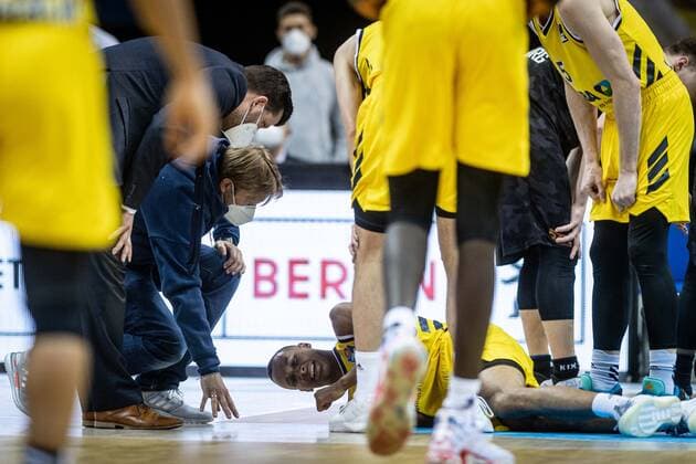 Basketball Berlin 20.05.2021 1. Bundesliga easyCredit-BBL BBL Saison 2020 2021 Playoffs Viertelfinale Spiel 1 Alba Berlin - Hamburg Towers Louis Olinde (Alba Berlin, No.19) verletzt am Boden