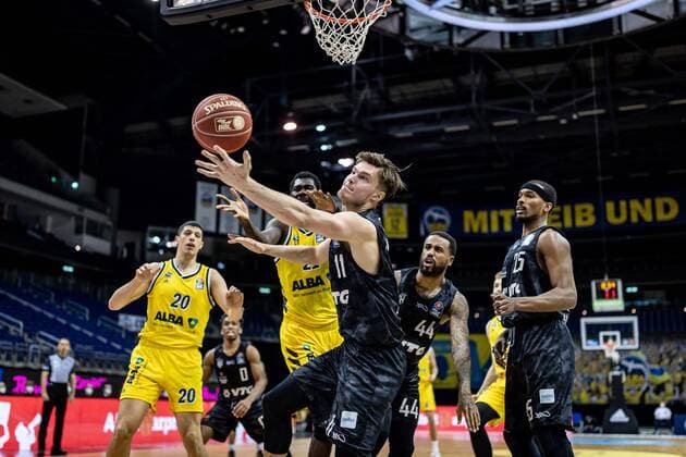 Basketball Berlin 20.05.2021 1. Bundesliga easyCredit-BBL BBL Saison 2020 2021 Playoffs Viertelfinale Spiel 1 Alba Berlin - Hamburg Towers Maik Kotsar (Hamburg, No.11) Christ Koumadje (Alba Berlin, No.21)