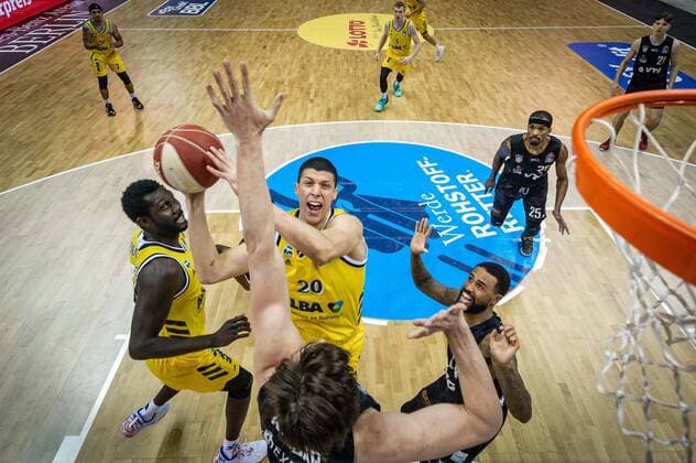 Basketball Berlin 20.05.2021 1. Bundesliga easyCredit-BBL BBL Saison 2020 2021 Playoffs Viertelfinale Spiel 1 Alba Berlin - Hamburg Towers Simone Fontecchio (Alba Berlin, No.20) Maik Kotsar (Hamburg, No.11) Bryce Taylor (Hamburg, No.44) Christ Koumadje (Alba Berlin, No.21) li.