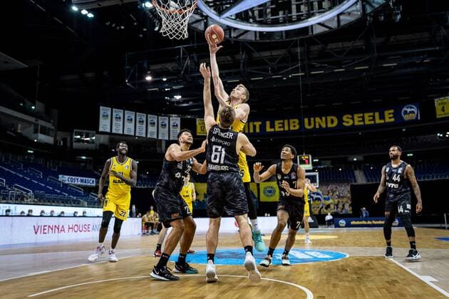 Basketball Berlin 20.05.2021 1. Bundesliga easyCredit-BBL BBL Saison 2020 2021 Playoffs Viertelfinale Spiel 1 Alba Berlin - Hamburg Towers Niels Giffey (Alba Berlin, No.05) Patrick Spencer (Hamburg, No.61) Marvin Ogunsipe (Hamburg, No.26)