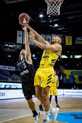 Basketball Berlin 20.05.2021 1. Bundesliga easyCredit-BBL BBL Saison 2020 2021 Playoffs Viertelfinale Spiel 1 Alba Berlin - Hamburg Towers Maodo Lo (Alba Berlin, No.00) Max DiLeo (Hamburg, No.03)
