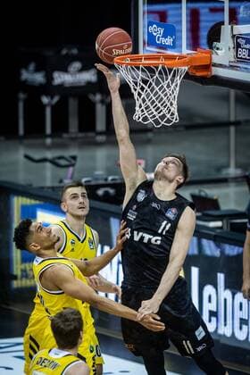 Basketball Berlin 20.05.2021 1. Bundesliga easyCredit-BBL BBL Saison 2020 2021 Playoffs Viertelfinale Spiel 1 Alba Berlin - Hamburg Towers Maik Kotsar (Hamburg, No.11) Maodo Lo (Alba Berlin, No.00)