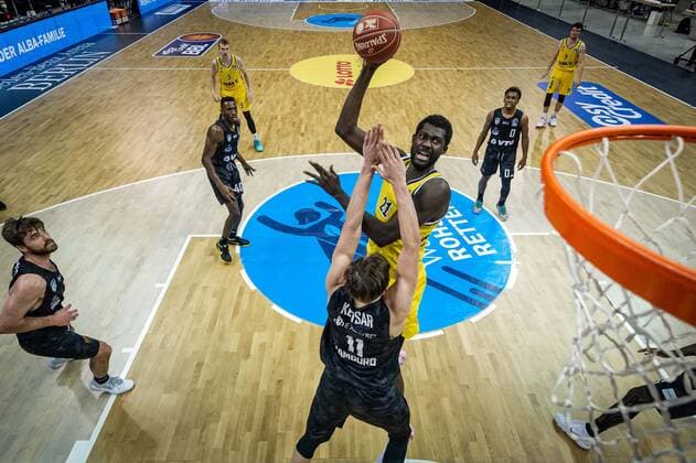 Basketball Berlin 20.05.2021 1. Bundesliga easyCredit-BBL BBL Saison 2020 2021 Playoffs Viertelfinale Spiel 1 Alba Berlin - Hamburg Towers Christ Koumadje (Alba Berlin, No.21) Maik Kotsar (Hamburg, No.11)