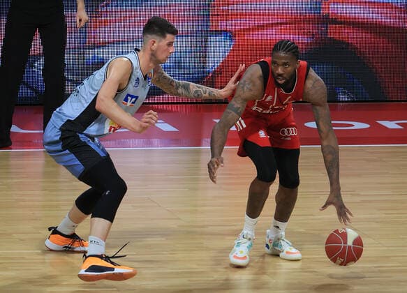 19.05.2021, BBL FC Bayern Basket vs Crailsheim, Audi Dome Muenchen, Basketball, im Bild: Bogdan Radosavljevic (Merlins Crailsheim) vs Jalen Reynolds (FCB Basketball)