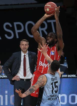 19.05.2021, BBL FC Bayern Basket vs Crailsheim, Audi Dome Muenchen, Basketball, im Bild: Jalen Reynolds (FCB Basketball) vs Bogdan Radosavljevic (Merlins Crailsheim)