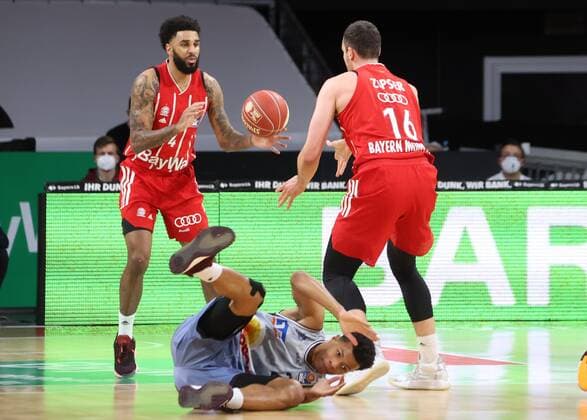 Crailsheims 2 BELL-HAYNES zwischen Bayerns 4 Dennis Jerome SEELEY und Bayerns 16 Paul ZIPSER. Basketball, Bayern - Crailsheim, BBL-Playoff, Viertelfinale, 2.Spiel, Saison 2020-2021, am 21.5.2021 in Muenchen, A U D I D O M E, Deutschland. Quelle Copyright Credit : Oryk HAIST