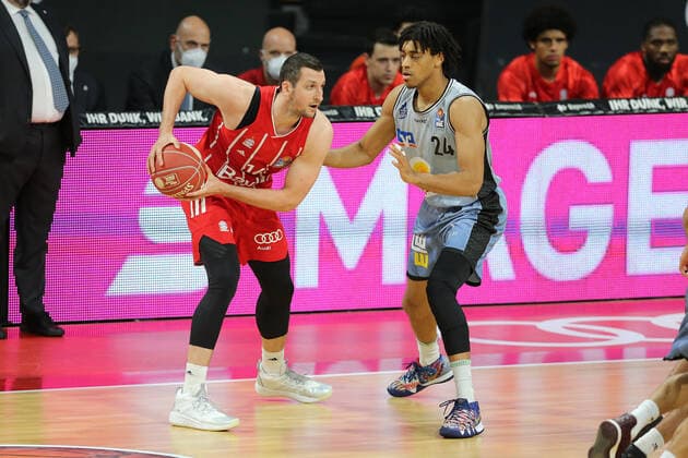 Paul Zipser (Muenchen) und Jeremy Jones (Crailsheim) im Zweikampf GER, FC Bayern Basketball vs. Hakro Merlins Crailsheim, Basketball, 1.Bundesliga, Playoffs 2020 2021, Viertelfinale Spiel 2, 21.05.2021, GER, FC Bayern Basketball vs. Hakro Merlins Crailsheim, Basketball, 1.Bundesliga, Playoffs 2020 2021, Viertelfinale Spiel 2, 21.05.2021, Muenchen Copyright: xEIBNER MarcelxEngelbrechtx EP_EER