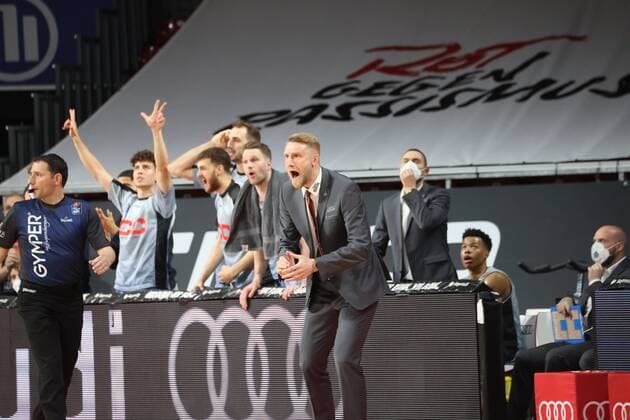Crailsheims Trainer Tuomas IISALO und Spieler. Basketball, Bayern - Crailsheim, BBL-Playoff, Viertelfinale, 2.Spiel, Saison 2020-2021, am 21.5.2021 in Muenchen, A U D I D O M E, Deutschland. Quelle Copyright Credit : Oryk HAIST