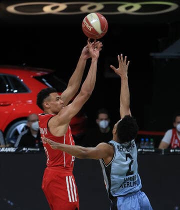 21.05.2021, BBL FC Bayern Basket vs Crailsheim, Audi Dome Muenchen, Basketball, im Bild: Wade Baldwin (FCB Basketball) vs Trae Bell-Haynes (Merlins Crailsheim)
